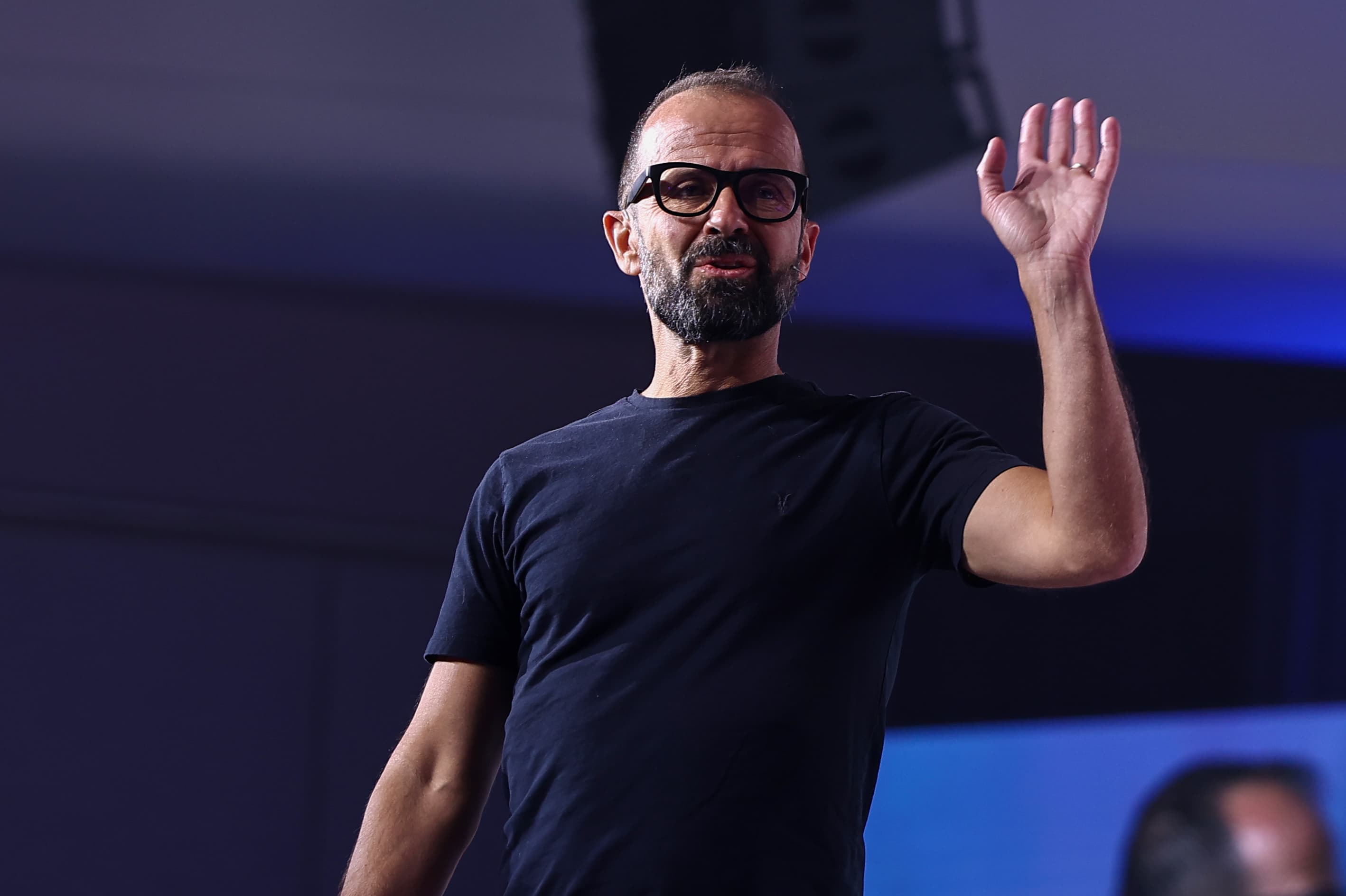 Vas on stage, waving to the audience